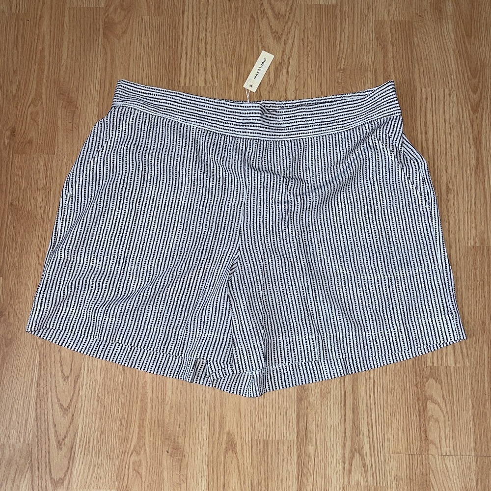 NWT Max Studio Light Weight Pull On Stretch Waist Black and White Shorts Size 1X
